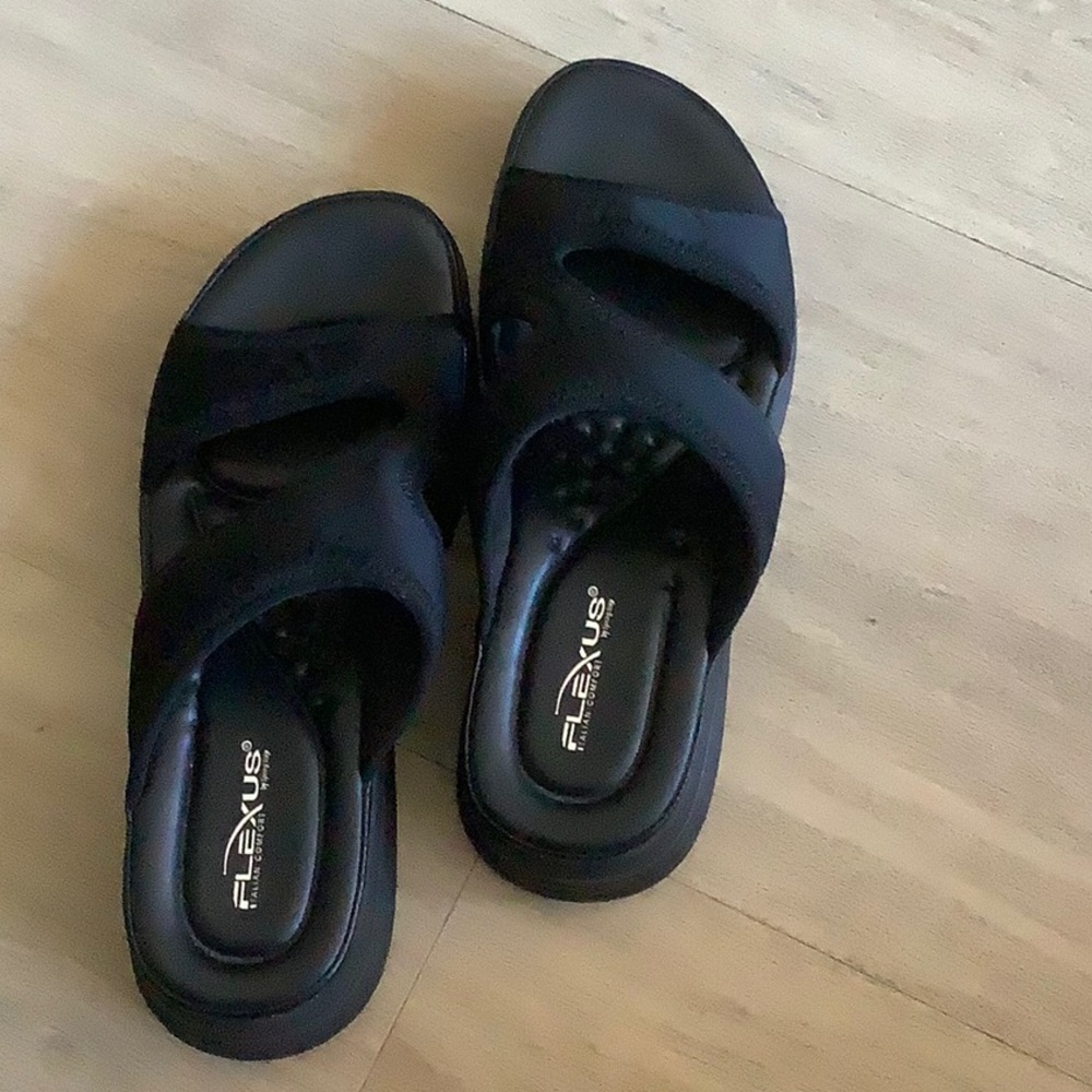 Flexus Black Slide Sandals NWOT